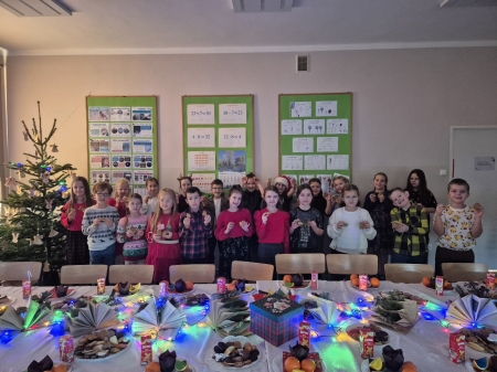 Wigilia klasowa w klasie II – nauka, współpraca i świąteczna radość